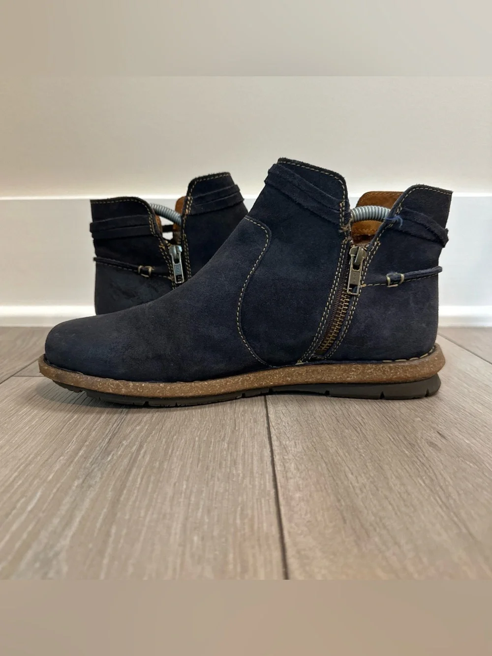 Born Women’s Size 8.5 Wynter Comfort Ankle Bootie Distressed Blue Nubuck